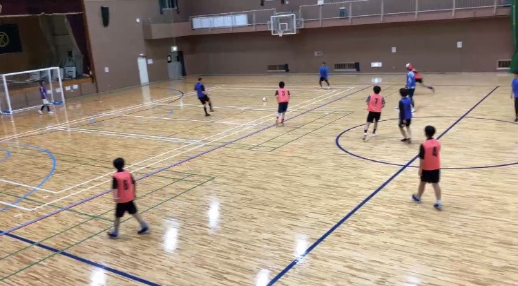夜にサッカーをしてきました。